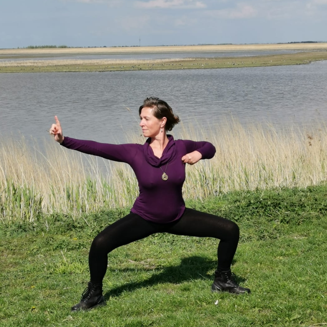 Esther Hadassa doet Qigong, de 8 brokaten, in Almere